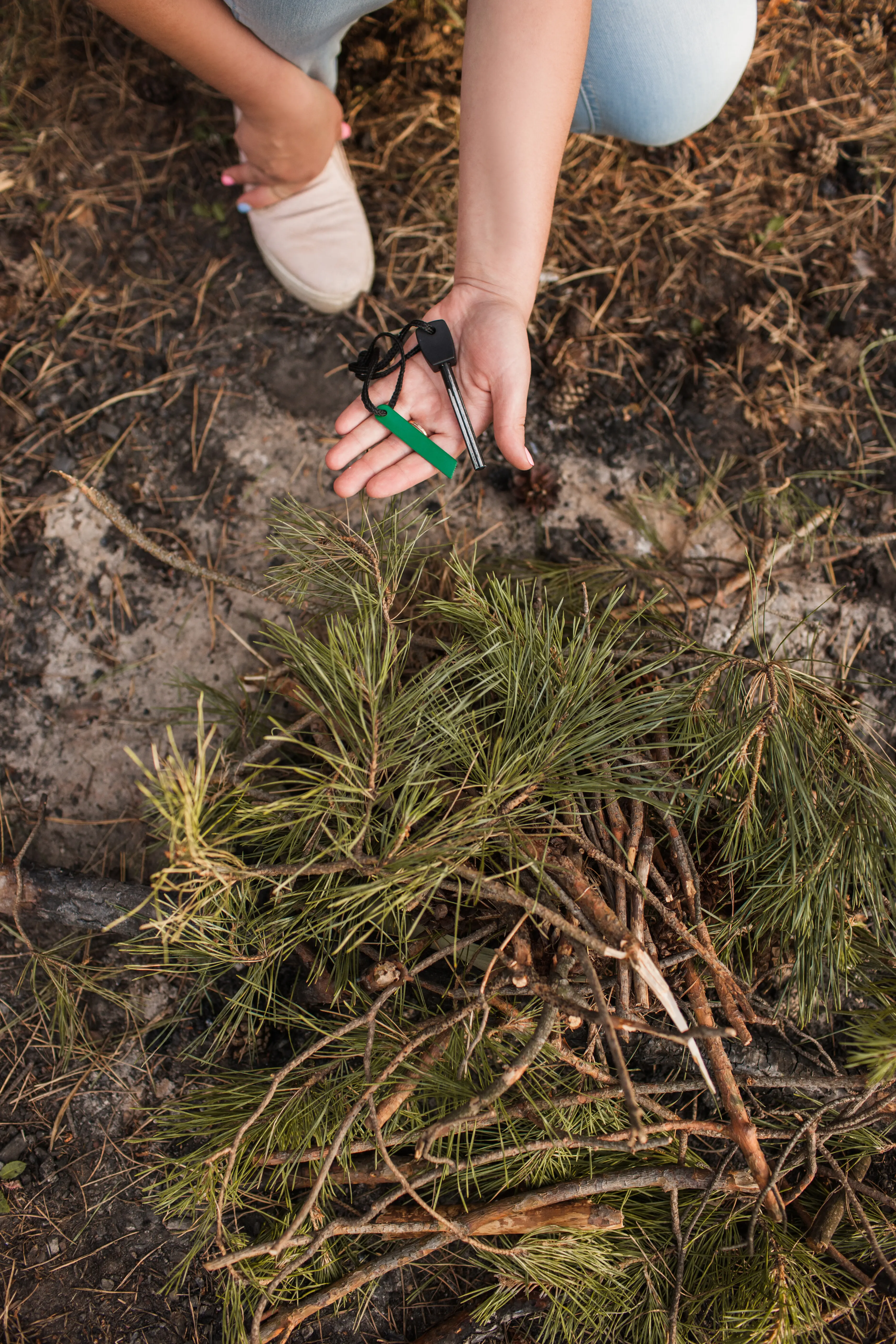 Lagerfeuervorbereitung, Konzept für Natur- und Waldtourismus. Der Geist des Wanderns.